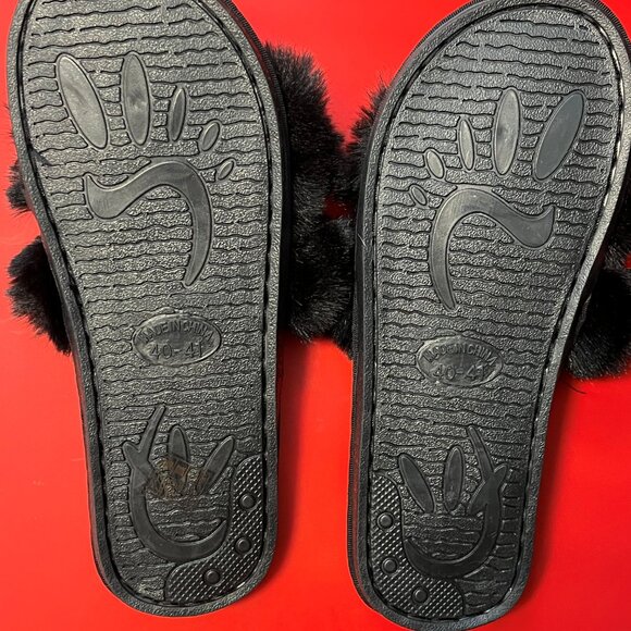 Chic Black Faux Fur Slippers with Gold Chain Detail - Picture 2 of 4